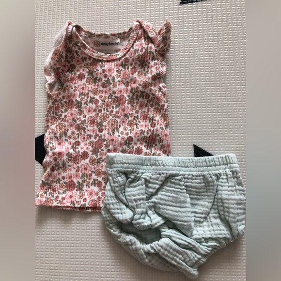 Daisy Fuentes|Baby girl cute outfit with short sleeve ditsy floral top & gauze• - Picture 2 of 3